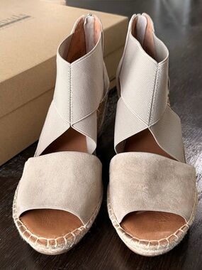 Gentle Souls by Kenneth Cole | Colleen Espadrille Wedge
Size 8
NWT